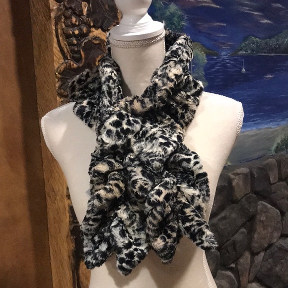 NWT Luxury Faux Fur Scrunchy Scarf OS - Picture 1 of 4